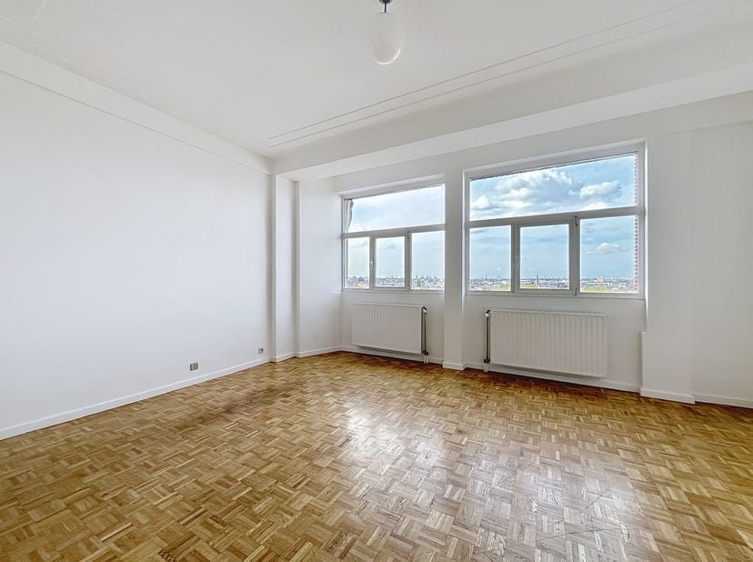 In de Lambert Crickxstraat te Anderlecht, vlakbij het centrum van Brussel en het Zuidstation, is dit lichte appartement van ± 85 m² onmiddellijk besch