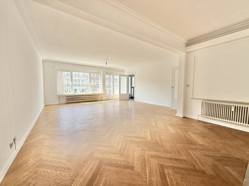 Victoire - Junot vous propose en exclusivité à Woluwe-Saint-Lambert, à proximité de Tomberg, un lumineux appartement de ±120 m² situé au 2e étage. Il