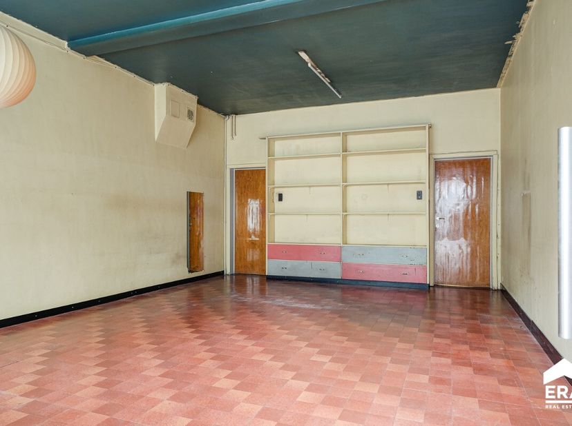 Bijzonder ruime, te renoveren stadswoning met 3 (mogelijks 4) slaapkamers op 3 minuten wandelen van het gerechtsgebouw en het station en op 5 minuten