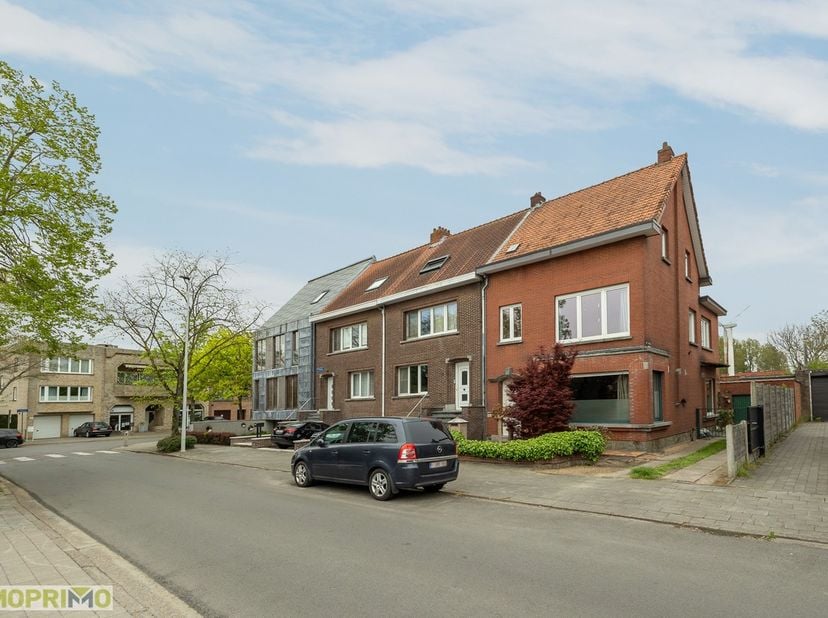 Deze karaktervolle halfopen bebouwing biedt enorm veel ruimte en mogelijkheden, ideaal voor wie op zoek is naar een woning met dubbele bewoning of co-