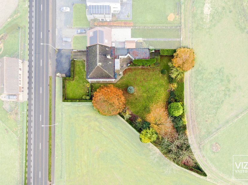 Deze woning, gelegen aan de stadsrand van Ninove, biedt een uitzonderlijke ruimte met talloze mogelijkheden. Op het gelijkvloers vind je een stijlvoll