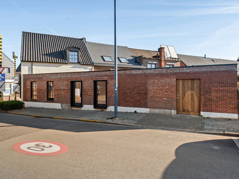 Af te werken woning in het centrum van Kontich-Kazerne&lt;br /&gt;
Algemeen:&lt;br /&gt;
- Volledig af te werken woning, gelegen in het centrum van Kontich-Kazern
