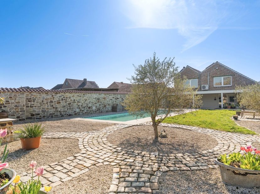 IN OPTIE - Deze met smaak gerenoveerde authentieke woning is gelegen langs de Groenstraat ter hoogte van nummer 67, op een riant perceel van 16a 16ca.