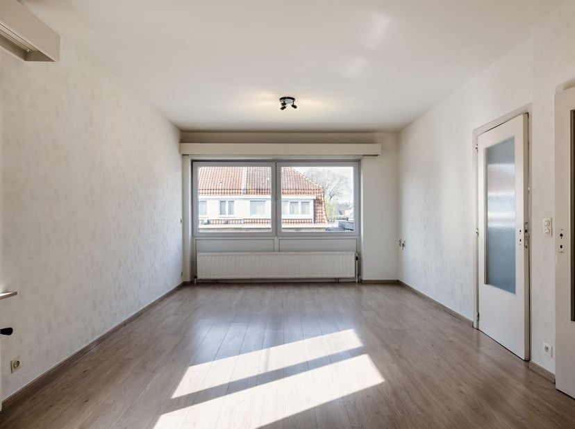 Ontdek dit charmante appartement te koop in Assebroek, waar de zon altijd schijnt en rust de norm is. Deze woning is een ware oase van sereniteit, per