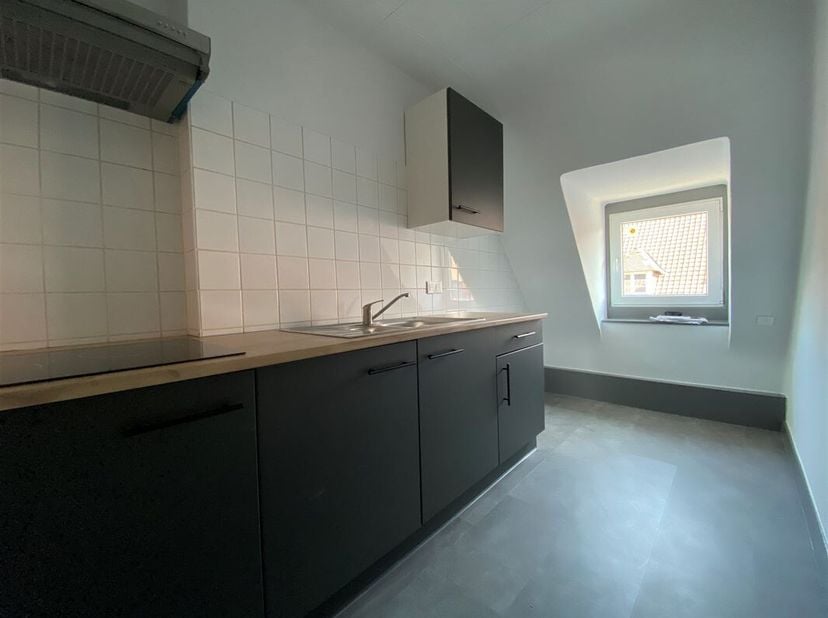 Aantrekkelijk appartement met 1 slaapkamer van ongeveer 31m² gelegen in het centrum van Doornik.&lt;br /&gt;
De woning bevindt zich op de derde verdieping v