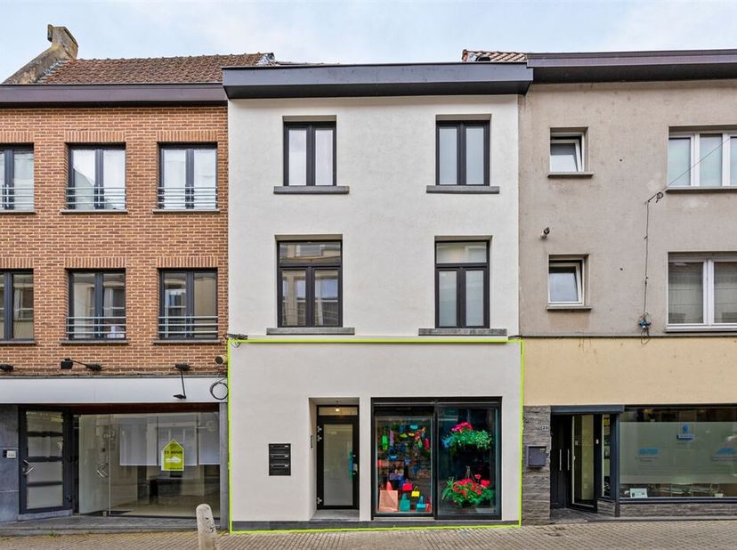Rez de chaussée commercial tout près de la place populaire &quot;Beestenmarkt&quot;.&lt;br /&gt;
Comprenant: &lt;br /&gt;
sous-sol: cave sèche avec 2 accès (1 direct vers l