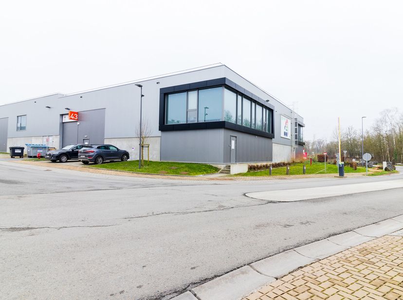 A Mont-Saint-Guibert, à 5 min de Wavre et 2 min de Louvain-La-Neuve, dans la nouvelle zone industrielle bordant la N25 et avec un accès très rapide à
