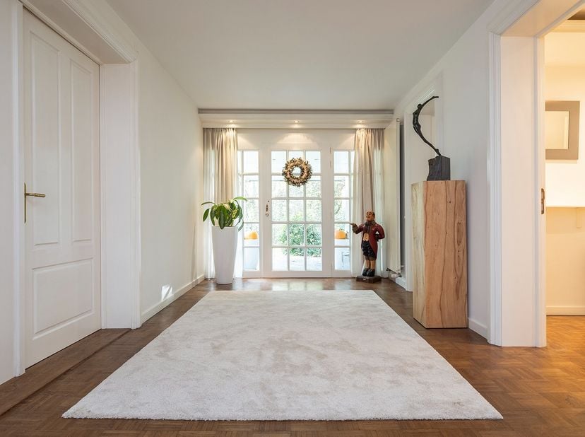 Schitterende villa-bungalow (450 m²), exclusief gelegen in de villawijk &quot;Zilverkust&quot; te Lanaken-Rekem, op een fraai perceel van 2.850 m², grenzend aan