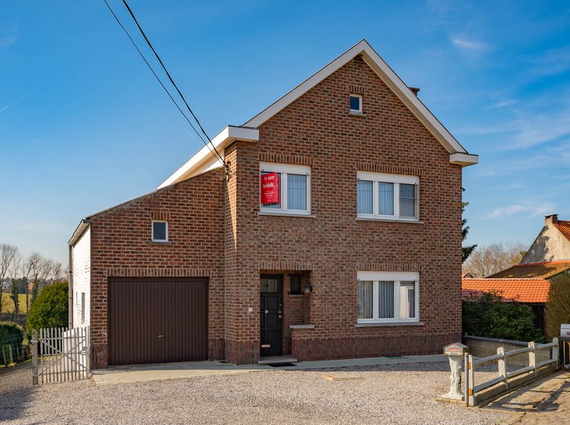 ZEER RUSTIG GELEGEN WONING &lt;br /&gt;
 &lt;br /&gt;
Een zeer rustig gelegen woning in een doodlopende straat met een prachtig uitzicht op de velden!  &lt;br /&gt;
Gel
