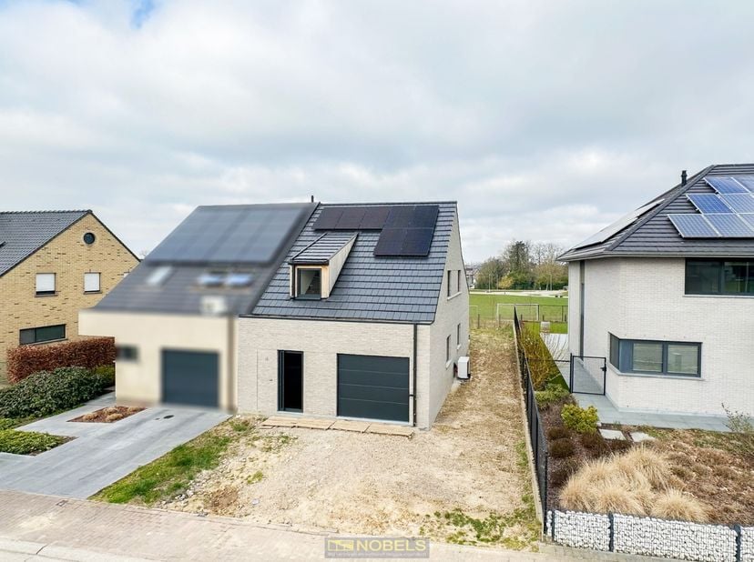 LICHTRIJKE, INSTAPKLARE NIEUWBOUWWONING op een toplocatie, vlak bij het centrum van ZOTTEGEM. Deze energiezuinige woning is uitgerust met de NIEUWSTE