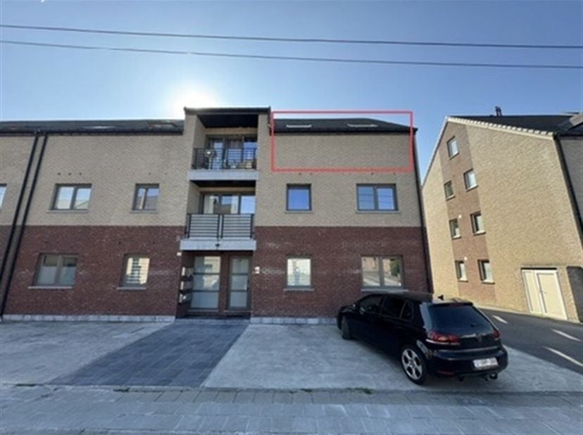 Prix: 1000 euros/ mois, deux mois de caution. &lt;br /&gt;
Appartement duplex 3 chambres avec balcon comprenant: &lt;br /&gt;
Sous-sol: cave commune. &lt;br /&gt;
Rez: