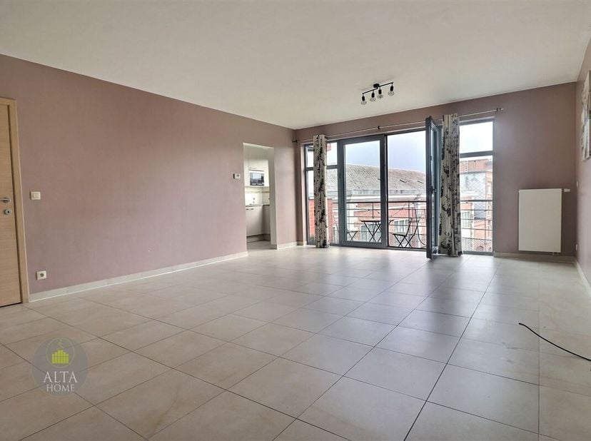 Bel appartement 2 chambres non meublé de 108m² au 4ème étage d&#039;un immeuble situé dans le quartier dit &quot;La Chasse&quot; non loin du quartier européen. Accès