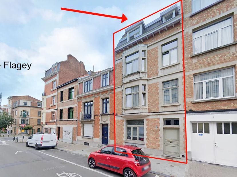 Flagey/Etangs : Située dans un quartier recherché, à quelques pas des commerces et des espaces verts, cette maison de maitre de +/- 265 m² en bon état
