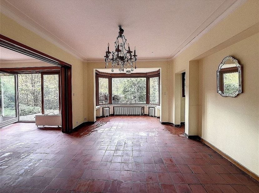 Gelegen in de wijk Verrewinkel in Ukkel, ligt deze charmante woning voor renovatie op een groot perceel van 53 are. &lt;br /&gt;
Het huis dateert uit 1958 e