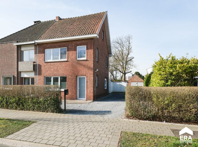 [[ DIT PAND NEEMT DEEL AAN DE ERA OPEN HUIZEN DAG OP 14/6 VAN 9:30 TOT 10:30 ]] Instapklare woning met 3 slaapkamers, veranda, garage en tuin op een p