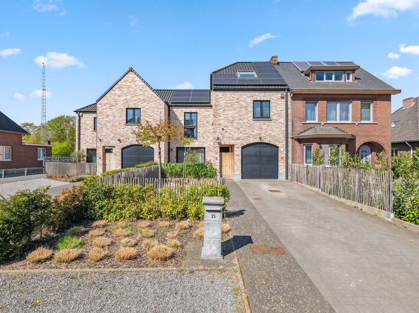 Deze duurzame gesloten bebouwing met 4 slaapkamers is gelegen in een mooie, groene omgeving, maar toch op een korte afstand van Hasselt centrum. Deze