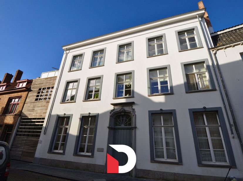 Het appartement is gelegen achteraan de serene en open binnentuin van het kleinschalige en uiterst residentiële project &#039;Dijverhof&#039;.  Het appartement