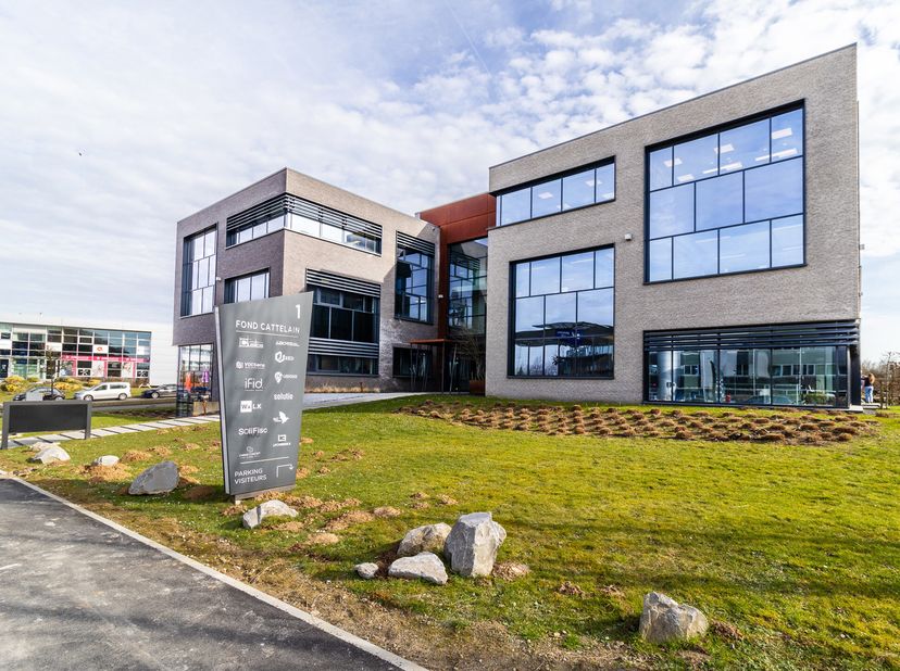 Axis Parc | Bel immeuble de bureaux totalement rénové  | 1 plateau  disponible au Rez (+-300 m²) | Haut standing | Idéalement situé, en bordure de Lou
