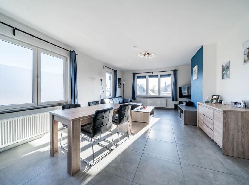 OPTION EBIMMO vous invite à découvrir ce superbe appartement idéalement situé à proximité du centre-ville de Libramont, des axes autoroutiers et de l&#039;