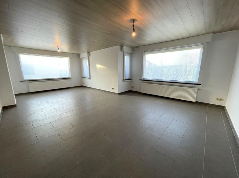 Op een rustige doch centrale ligging vinden we deze instapklare HALF-OPEN WONING terug. Vlakbij alle winkels en de natuur die om de hoek loert. Indeli