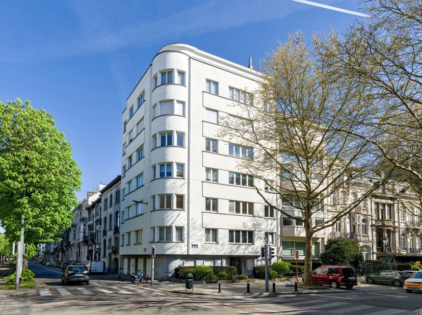 Sur la belle avenue Molière, dans un immeuble datant des année 40 situé au deuxième étage&#039;, un bel appartement 3 chambres + bureau développant une sur