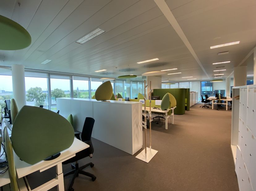 Deze energiezuinige kantoren te huur liggen bij de R4, op de grens van Gent en Merelbeke. Samen met de Ghelamco Arena vormen ze een nieuwe economische