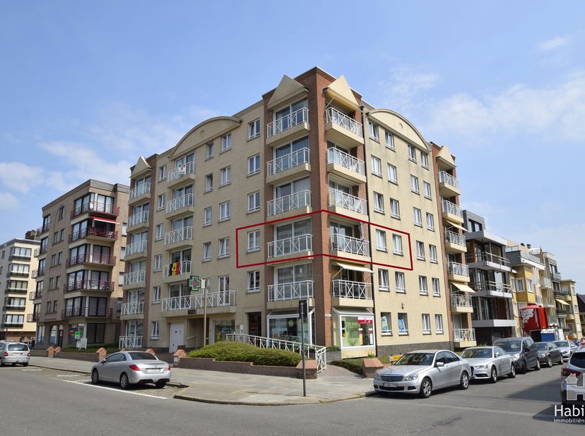 Op een uitstekende locatie, slechts 100 m. van het strand, treft u dit ruim en kwaliteitsvol ingericht hoekappartement, gelegen op de 2de verdieping v