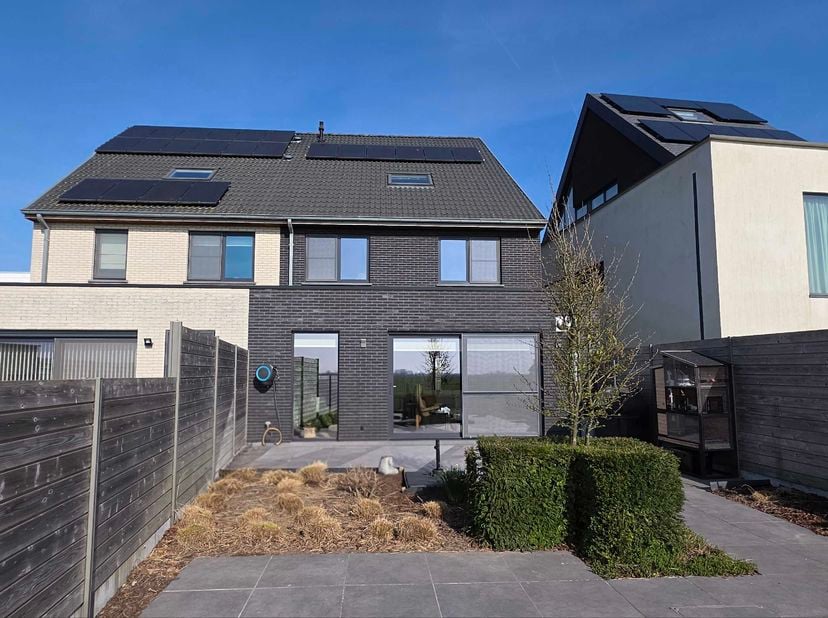Cette maison récente combine le confort et la modernité avec une situation rurale à Ramskapelle, à seulement 4 km de Nieuport. &lt;br /&gt;
Disposition: hal