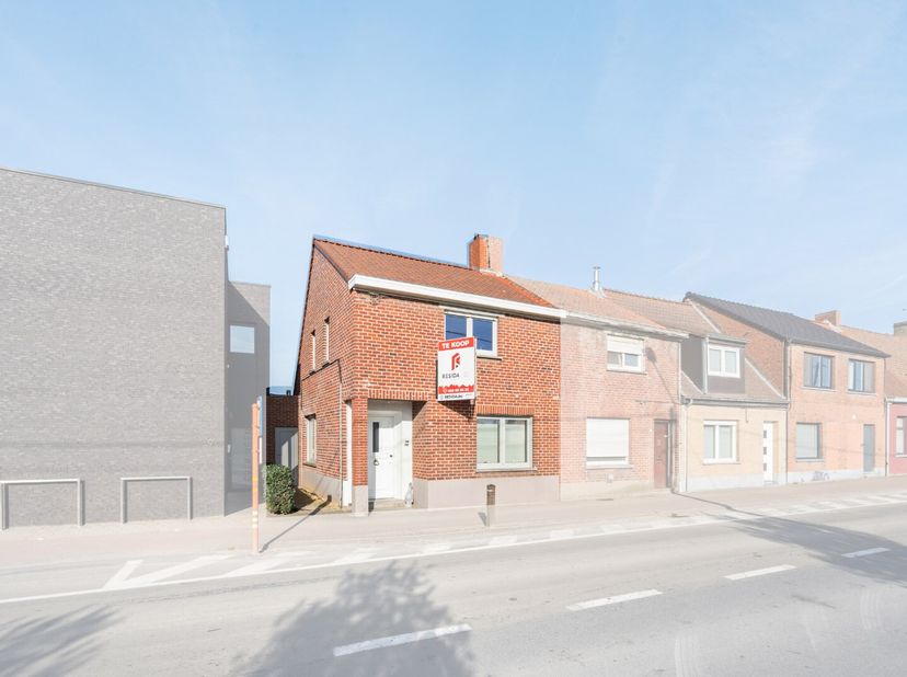 Bent u op zoek naar een betaalbare woning op strategische ligging met 2 ruime slaapkamers, tuin en garage? Plan je bezoek in op de bezoekdag op zaterd