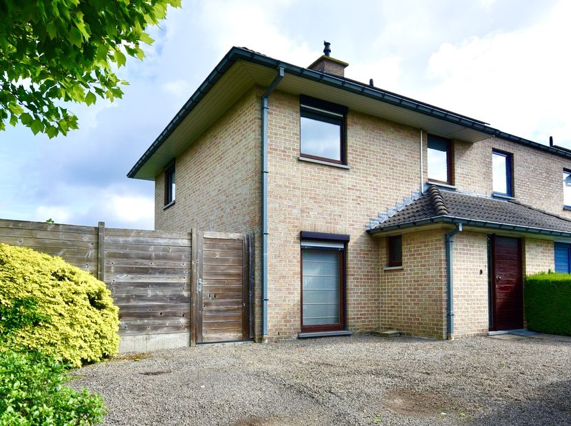 Ontdek deze instapklare halfopen woning in een rustige, maar centrale buurt – een perfecte combinatie van comfort, ruimte en energiezuinigheid.&lt;br /&gt;