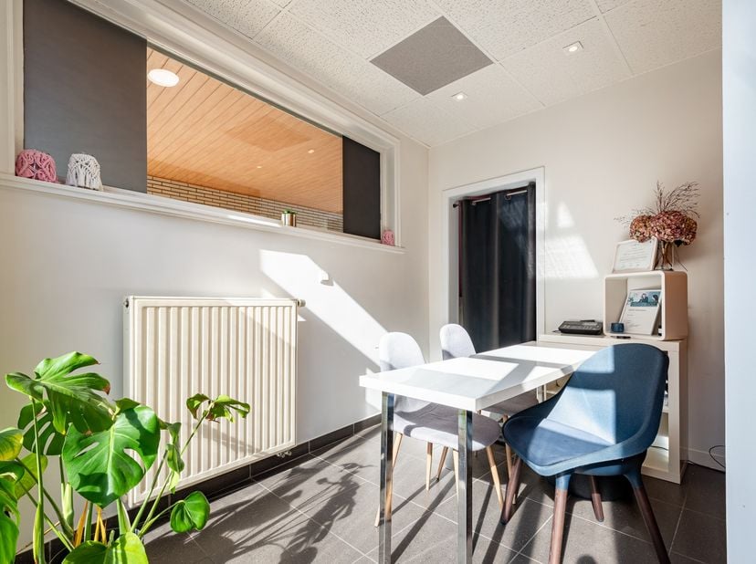 Gelegen op toplocatie en uiterst zichtbaar vinden we deze handelsruimte met bijhorend appartement. &lt;br /&gt;
&lt;br /&gt;
Handelsruimte van 125 m2 met mogelijk