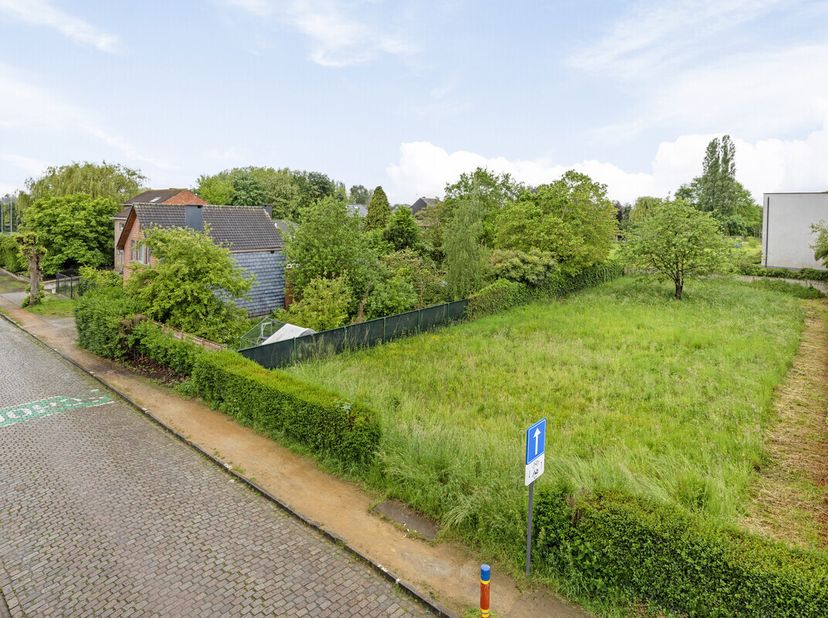 Dans la pittoresque campagne de Beigem, où le charme rustique de la campagne rencontre les commodités modernes, se trouve un terrain accueillant qui a