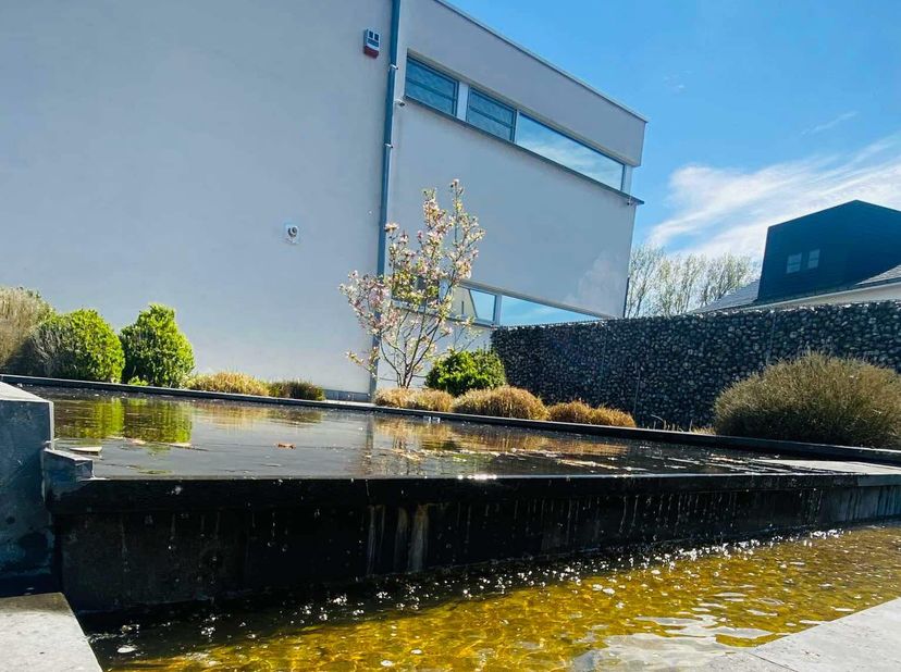 UIT DE HAND TE KOOP&lt;br /&gt;
Luxueuze alleenstaande woning met bos en weides in een oase van rust op net geen hectare grond. Grote raampartijen in dubbel