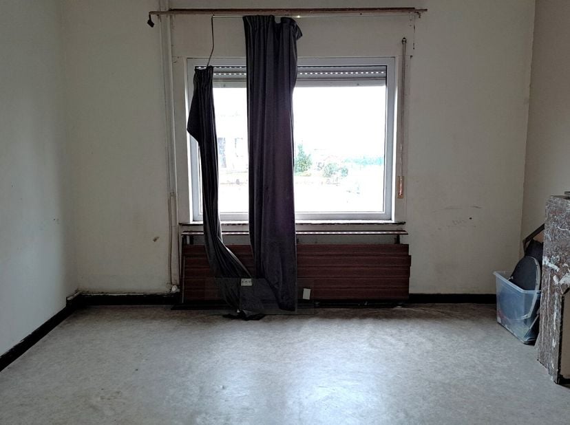 Située à la frontière avec Tienen, à seulement 4 km du centre, vous trouverez cette spacieuse maison familiale à rénover pour un confort contemporain,