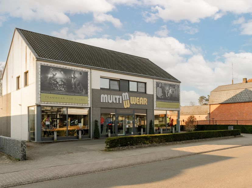Dit commercieel pand is gelegen te Pelt langsheen de Sellekaertsstraat 20, dit is de verbindingsweg vanaf de Leopoldlaan met het commercieel centrum &quot;
