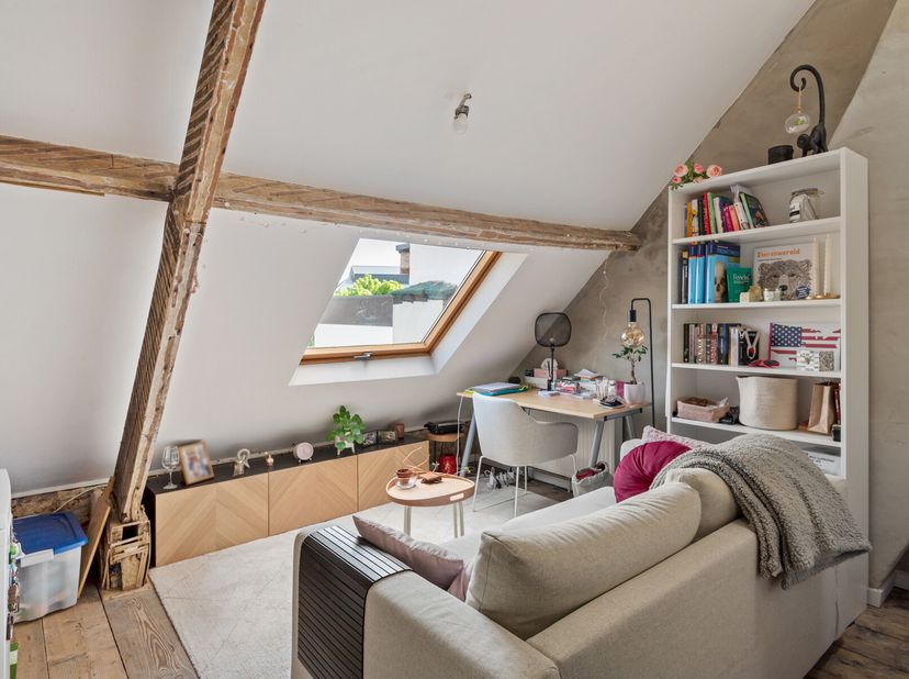 Welkom in deze hippe kamer in het kloppend van Antwerpen!&lt;br /&gt;
Wij verkopen 2 verschillende kamers (elke kamer aan deze VP) gelegen in de Ommeganckst