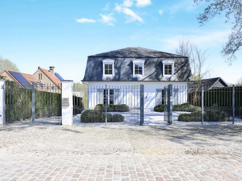 Op zoek naar een instapklare villa te koop op een unieke locatie? Deze prachtige woning aan de Collegebaan 25B in Melle biedt alles wat u wenst. Geleg