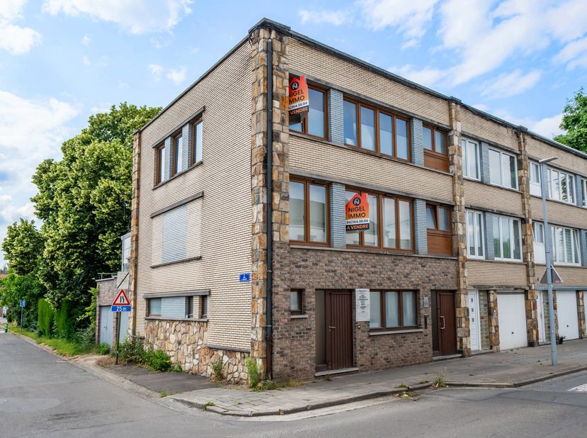Nigel IMMO vous propose cette maison 3 façades, au cur de la charmante commune dOupeye.&lt;br /&gt;
Avec une superficie totale de 230 m² (selon PEB) sur une