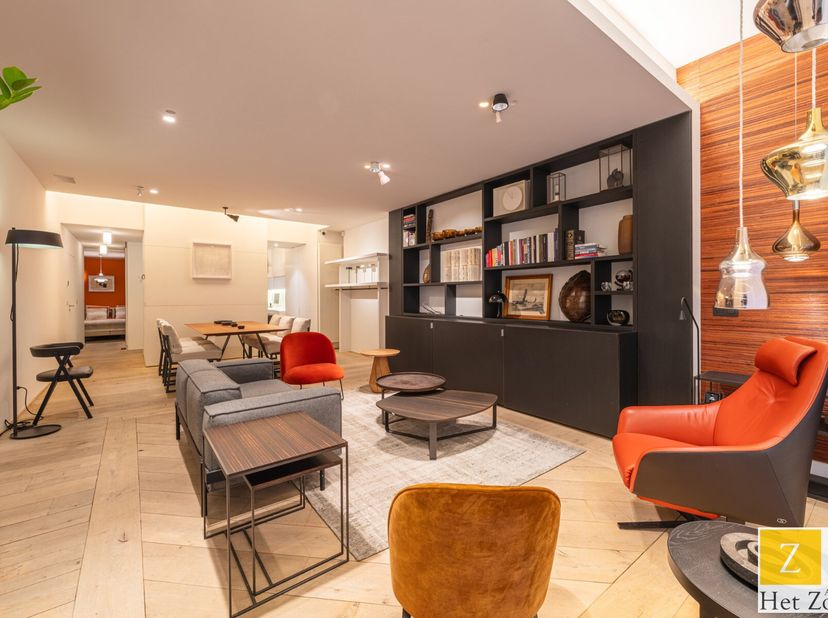 Dit appartement is gebouwd met aandacht voor duurzaamheid en biedt een uitzonderlijk wooncomfort dankzij de hoge plafonds van 3,15 meter en de overvlo