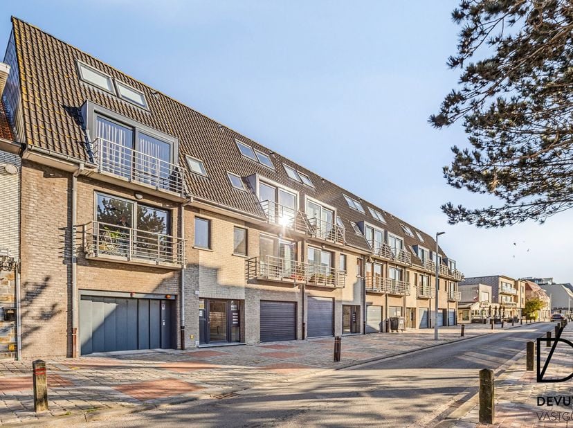Residentie ‘Litoraal’ herbergt dit instapklare 3-slaapkamer duplex appartement op de tweede verdieping. Op zoek naar een recent, energiezuinig en uitz