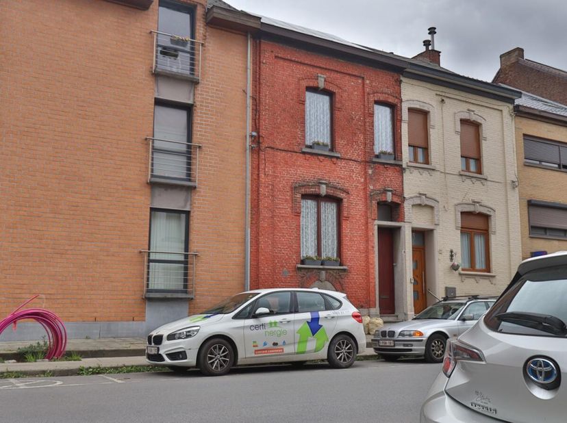 Dans le centre de Morlanwelz, nous vous proposons cette belle maison 4 chambres et jardin, idéalement située proche des commerces, grands axes autorou