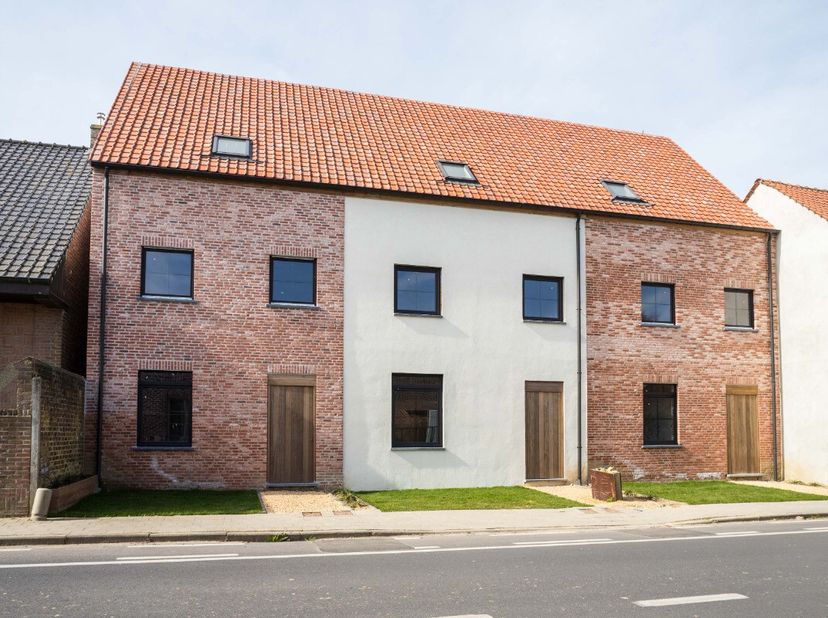 Ruime nieuwbouwwoning (casco) te MoenWoning casco ingericht.Ruime woning. Kleine 200m² bewoonbare oppervlakte.Woning bestaande uit inkom met trap en t