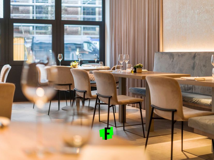 Nous sommes heureux de vous proposer ce restaurant à la décoration élégante, avec le souci du détail et un beau choix de matériaux, au centre de Zotte