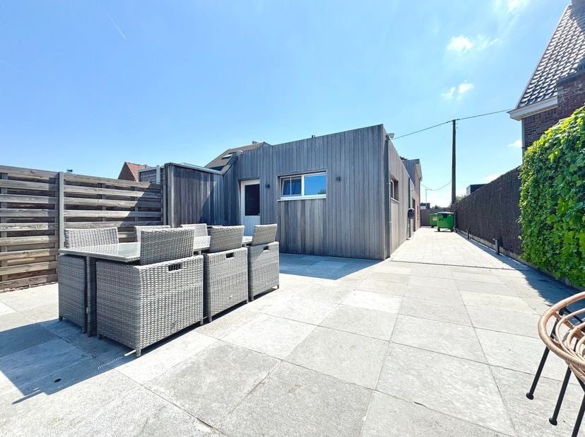 Volledig gerenoveerde halfopen woning met alle comfort op een royaal perceel van 416m²; Gelegen op een goede locatie nabij alles wat men nodig heeft (