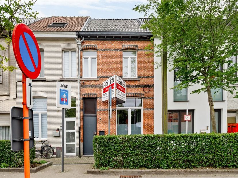 Welkom in deze instapklare en energiezuinige woning (EPC B), gelegen op een zeer rustige locatie, toch pal in het centrum van Sint-Niklaas. De woning