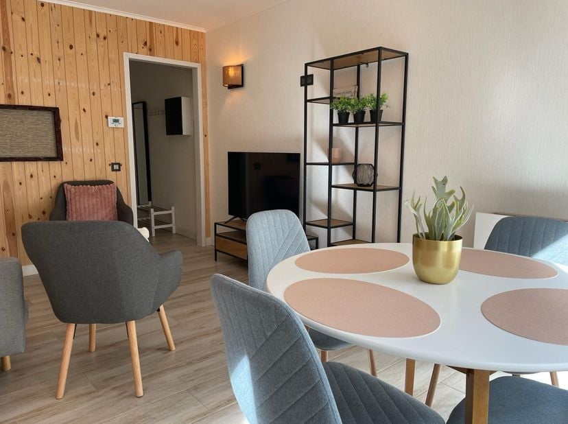 Gezellig ingericht en volledig gemeubeld appartement met 1 slaapkamer.  Gelegen op een 1e verdieping en dichtbij de&lt;br /&gt;
zeedijk en het Heldenplein i
