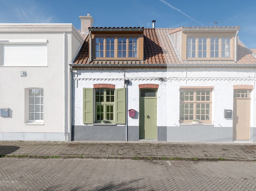 Vandaag nemen we je mee naar deze ideale starterswoning op een unieke ligging te Bornem. De gemeente staat bekend voor zijn wondermooie fietsroutes do