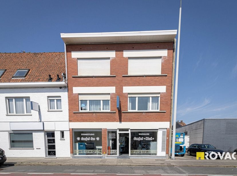Dit uitstekend gelegen appartement - zicht op de Brugsesteenweg en ingang via Lijnwaadstraat - bevindt zich op de 1e verdieping en heeft een bewoonbar