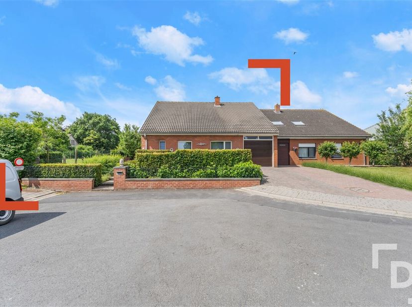 In de Berkenwijk, een rustige wijk te Dikkebus, vinden we deze halfopen-woning.&lt;br /&gt;
Dikkebus, een deelgemeente van Ieper, is perfect gelegen tussen
