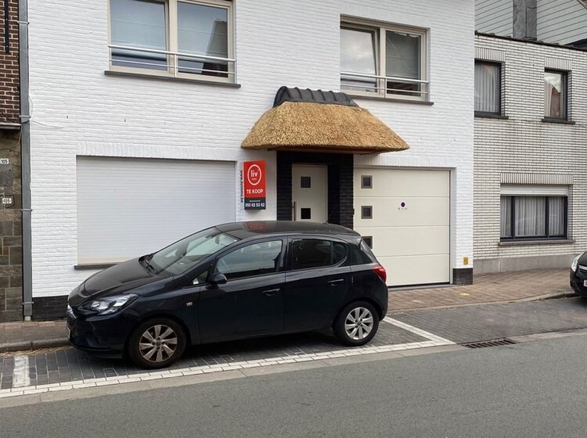 Centraal gelegen woning in het hartje van oud-Knokke nabij het commerciële centrum te Knokke-Heist. De woning werd momenteel ingedeeld in 2 appartemen
